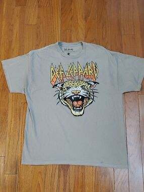 Def Leppard light gray short sleeve graphic tee- Size Large